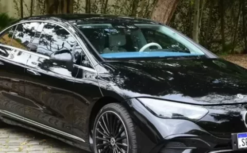 Sedã elétrico de luxo é lançado com a maior autonomia do Brasil por R$ 709 mil
