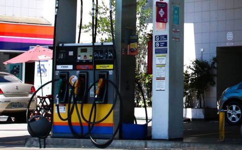 Preço da gasolina nos postos volta a subir após 15 semanas