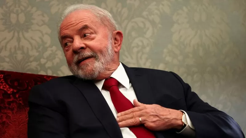 Lula dá posse a ministros e assina primeiras medidas de governo