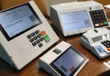 MT:  TESE BOLSONARISTA:  DEMOCRACIA, NÃO!!  DITADURA MILITAR, SIM!!   Advogado de MT cita ‘fraude’ e quer anular vitória de Lula