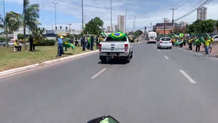 MT:  NÃO ACEITAM DERROTA:  DEMOCRACIA, NÃO!  DITADURA MILITAR, SIM!:  Cuiabanos se mobilizam em frente a batalhões do Exército pedindo ‘intervenção federal’