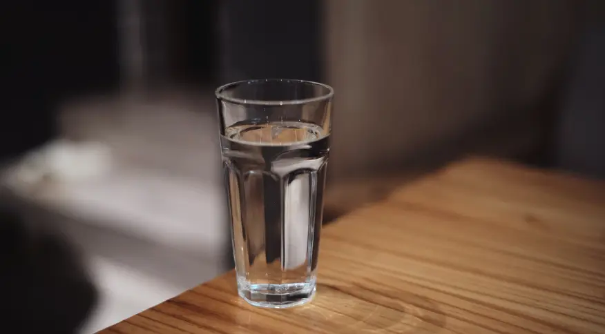 Beber dois litros de água por dia é excessivo, diz estudo