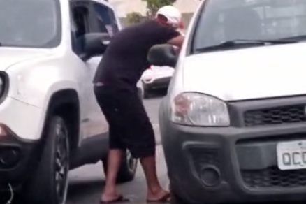 JARDIM CUIABÁ: Vídeo mostra 2 homens furtando objeto de carro perto de hospital