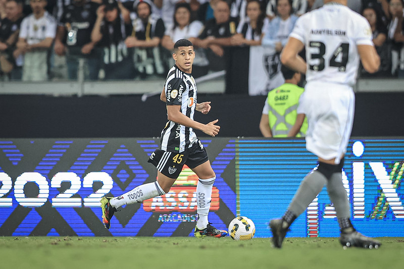 Botafogo derrota o Atlético-MG e encosta na briga pela Pré-Libertadores