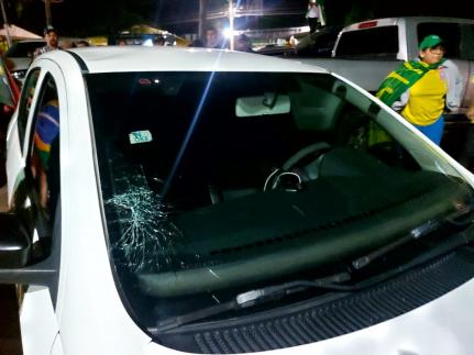 MT:  CARRO E EQUIPAMENTO DANIFICADO:   Bolsonaristas atacam equipe da TV Vila Real durante ato em Cuiabá