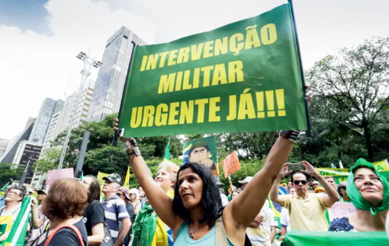ATOS GOLPISTAS:  DEMOCRACIA, NÃO!!  DITADURA MILITAR, SIM!!:      Realidade paralela de grupos antidemocráticos soma medo a teorias conspiratórias