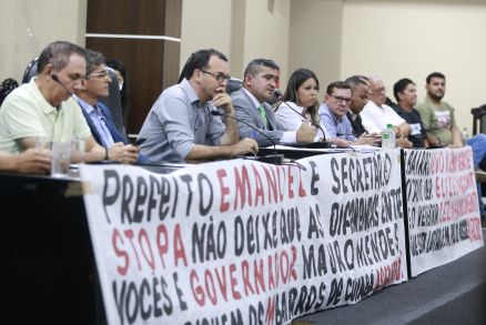 MT:  “ASSINA, PREFEITO”:   Moradores pressionam Emanuel por asfalto em 11 bairros