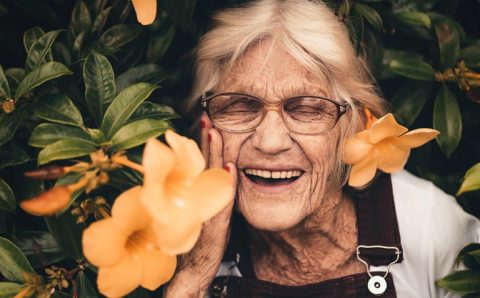 Expectativa de vida no Brasil chegaria a 77 anos sem impacto da Covid