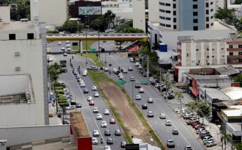 Estrutura do VLT de Cuiabá começa a ser desmontada após abandono