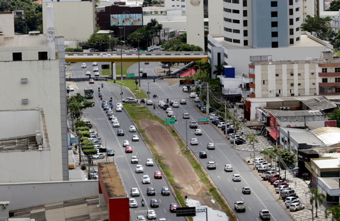 Estrutura do VLT de Cuiabá começa a ser desmontada após abandono