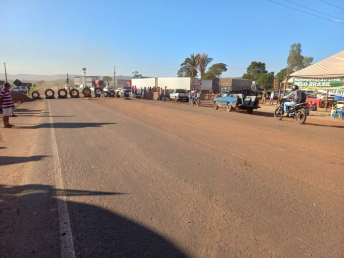 MT:   Manifestantes bolsonaristas bloqueiam quatro trechos de rodovias em MT