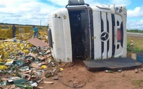 MT:  Caminhão de cerveja tomba na BR-163 e testemunhas tentam saquear carga
