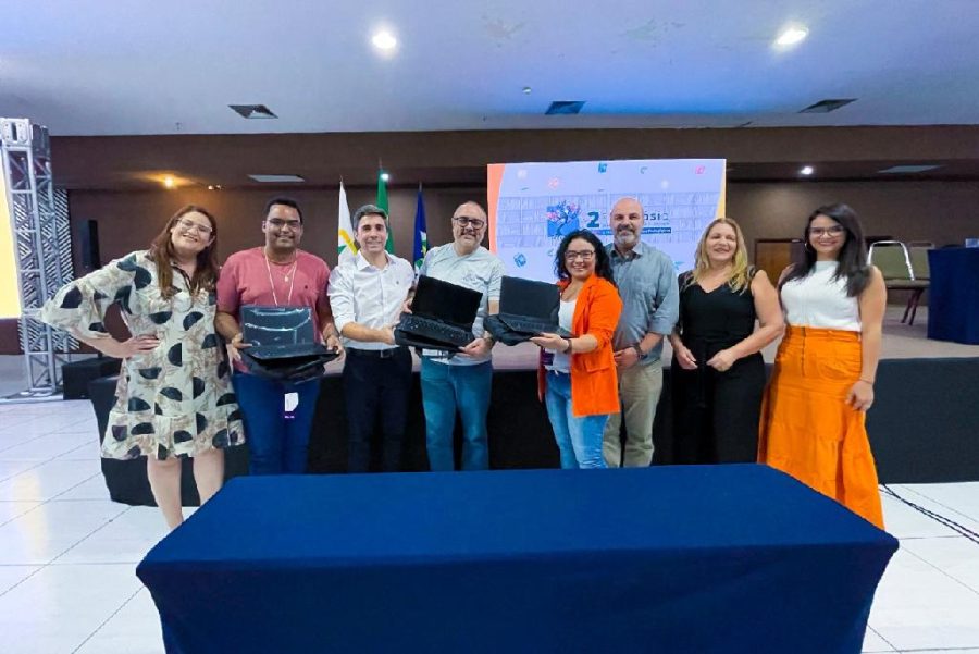 Seduc entrega 699 notebooks a secretários escolares da Rede Estadual de Ensino