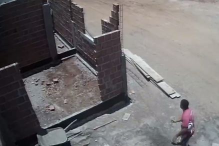 AÇÃO RÁPIDA: Câmera flagra homem invadindo obra e furtando fiação em MT