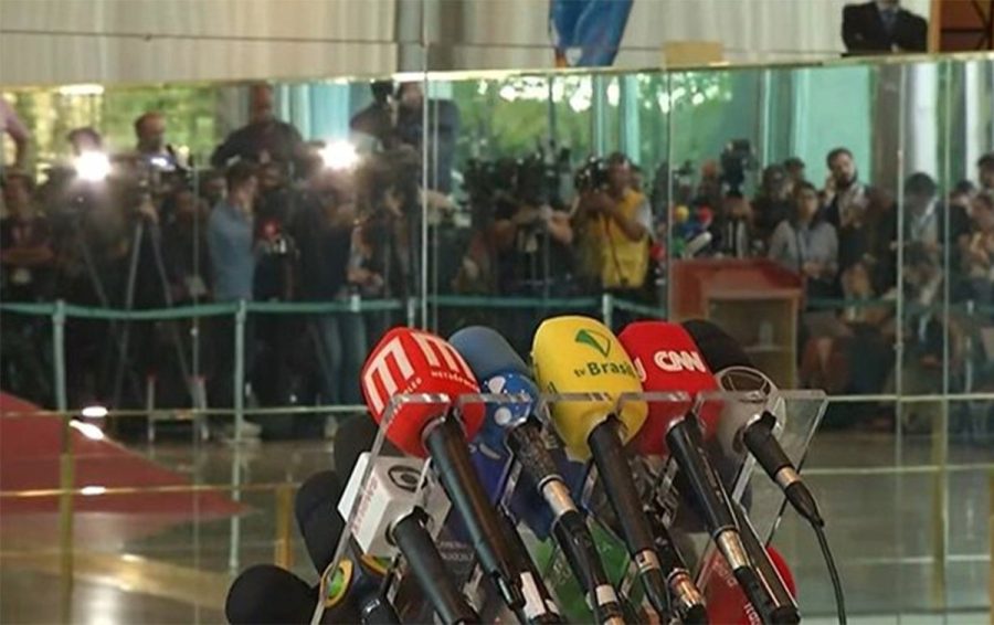 MAU PERDEDOR:  Pronunciamento à Imprensa:  Depois de quase 45 horas, Bolsonaro fala por dois minutos. Justifica protestos e não reconhece resultado