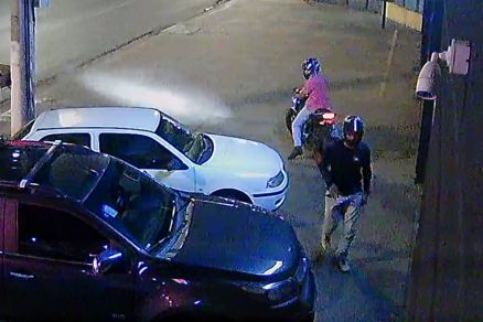 AUDÁCIA; VEJA: Vídeos mostram dupla furtando moto estacionada na Miguel Sutil