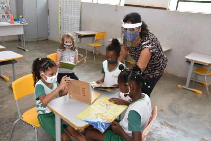 MT:  SUBVARIANTE EM CIRCULAÇÃO:   Com escalada da covid, Cuiabá avalia retomar uso de máscaras em escolas
