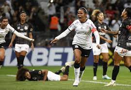 Corinthians vence o Santos e segue vivo em busca da classificação à semi do Paulistão feminino