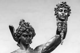 Medusa não foi um monstro, mas sim vítima de estupro, diz escritora sobre mito grego