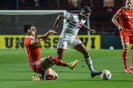 São Paulo tem gol anulado pelo VAR, perde para o Inter e se complica na briga pela Libertadores