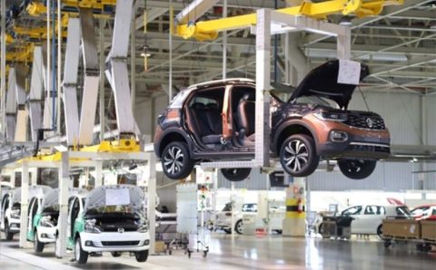 PARA TRÁS:  Atividade industrial cai e acumula queda no ano. Maioria dos setores tem produção menor