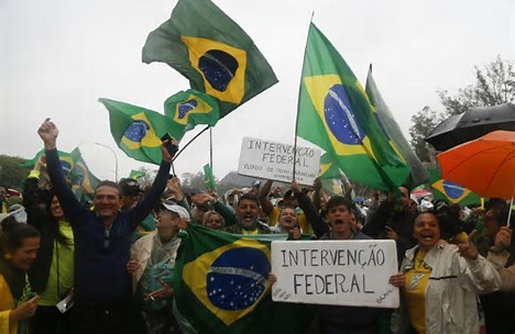 DEMOCRACIA, NÃO!!   DITADURA MILITAR, SIM!!:  Bolsonaristas se ajoelham, abraçam quartel em SP e rezam pai-nosso pelo golpe