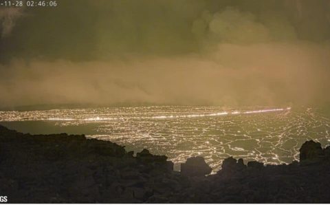 Maior vulcão ativo do mundo entra em erupção após 38 anos de silêncio