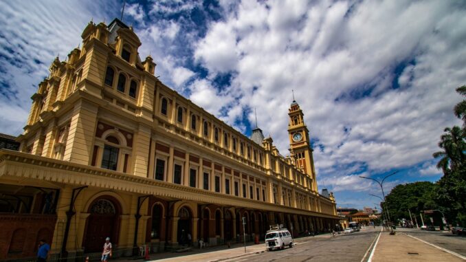 MUSEU DA LÍNGUA PORTUGUESA PROMOVE A FEIRA LUZ CRIATIVA EDIÇÃO DE NATAL, VISITA MEDIADA E A ÚLTIMA ATRAÇÃO DO PLATAFORMA CONEXÕES