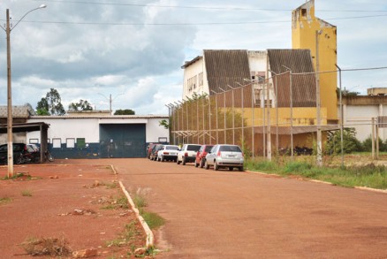 ALIADO DO CRIME: Advogado é flagrado tentando entrar com celular em presídio