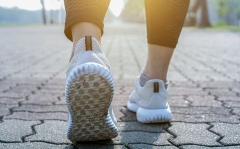 Os surpreendentes benefícios à saúde de se caminhar para trás