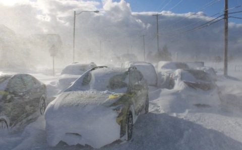 Onda de frio deixa americanos presos em carros por dias no Estado de Nova York