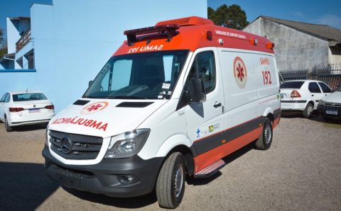 COOPHALIS: Motociclista bate na traseira de carro e fica ferido na Lions Internacional