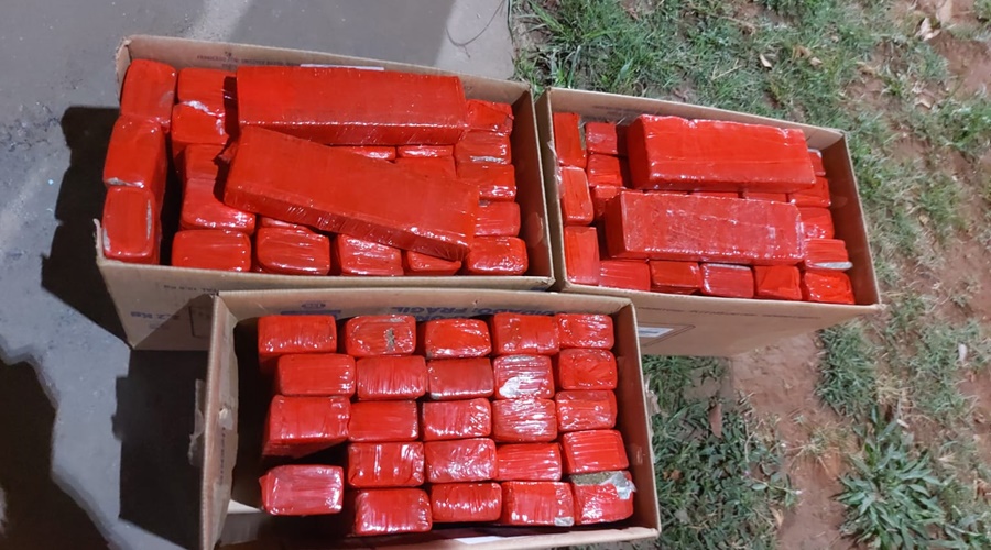 TRÁFICO DE DROGAS PRF: apreende 84 tabletes de maconha escondidos em caixas de papelão em ônibus