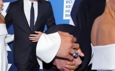 Vestido branco minimalista e anel de Diana: detalhes do look de Meghan Markle para gala em NY