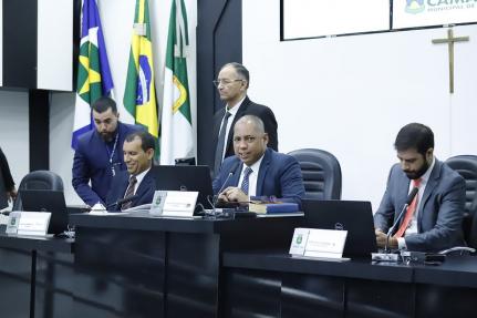 MT:  SALÁRIO TURBINADO MESMO COM CRISE NA SAÚDE:   Câmara aprova nova gratificação de R$ 6 mil para vereadores