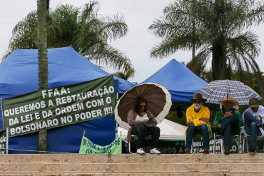 ABANDONADOS PELO “MITO”:   Após choro em live de despedida, apoiadores xingam Jair Bolsonaro