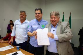 Prefeito assina ato para estudo e recuperação da área degradada por ‘lixão; Secretário Nacional destaca Cuiabá como referência