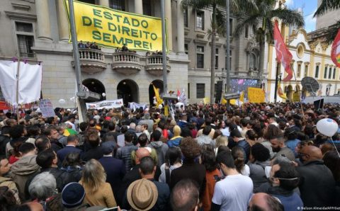 Brasil e EUA tiveram retrocesso democrático, diz relatório