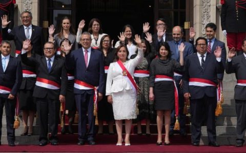 Nova presidente do Peru anuncia gabinete em meio a protestos