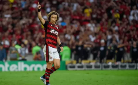 Flamengo arranca vitória sobre o Bahia para liderar o Brasileiro