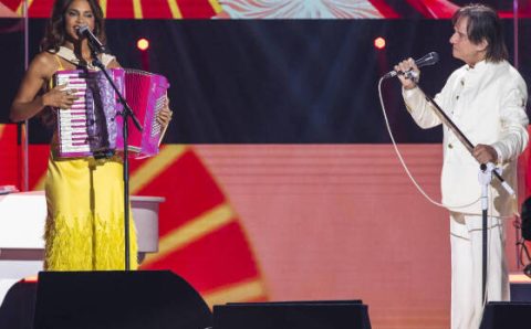 TELEVISÃO:   Mais alegre que o esperado, Roberto Carlos diverte e emociona em seu especial