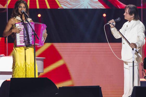 TELEVISÃO:   Mais alegre que o esperado, Roberto Carlos diverte e emociona em seu especial