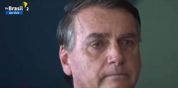 Bolsonaro chora em cerimônia com militares em Brasília; presidente não discursa