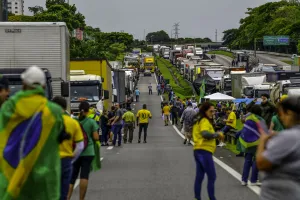 Raio atinge local onde estão manifestantes bolsonaristas em Brasília e deixa feridos