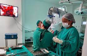 Hospital Regional de Rondonópolis realiza primeira cirurgia via microscópio com transmissão em vídeo
