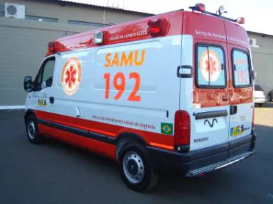 RONDONÓPOLIS: Motorista é retirado de carro em chamas após bater veículo em muro de cemitério