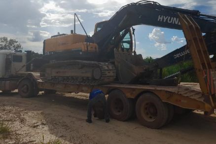 .CRIME AMBIENTAL: Polícia Civil apreende escavadeira e autua suspeitos por escavação