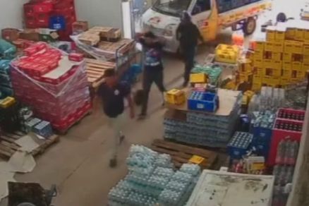 NA CARA DURA: Ladrões armados são filmados roubando distribuidora de bebidas