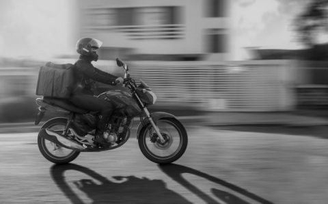 Sem proteção: só 23% dos entregadores e motoristas de app têm cobertura do INSS