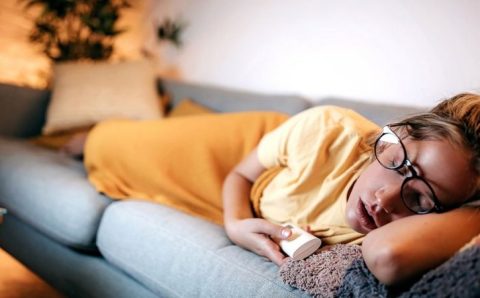 Por que não caímos da cama quando estamos dormindo